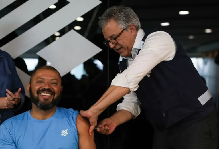 BH abre centros de saúde neste sábado para vacina da gripe