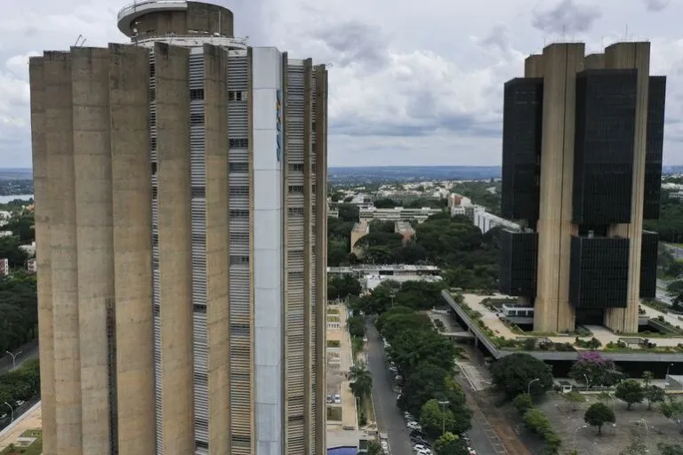 Dívida Não É Falta de Caráter: É Falta de Informação que Nunca Nos Deram