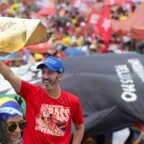 “L de Lula” ganha força internacional e vira símbolo de mobilização da esquerda