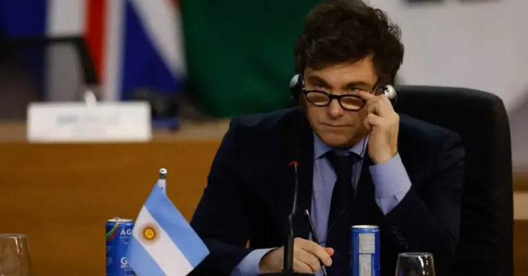 Na Argentina de Milei, pobres se endividam para comer enquanto ricos conseguem poupar